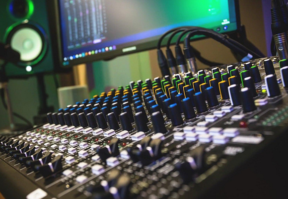 Ett mixerbord med många reglage.